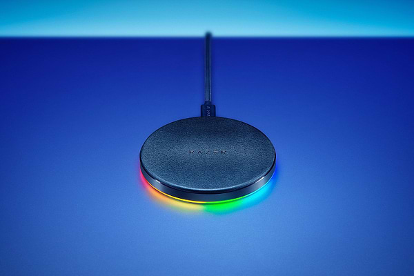Фото - Беспроводное зарядное устройство Razer Chroma Charging Pad 10W Fast WL Charger RGB Black (RC21-01600100-R371)
