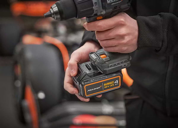 Фото - Набор электроинструментов DeWALT F1 TEAM LIMITED EDITION 18В XR Li-lon (DCK200MP2T)