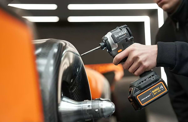 Фото - Набор электроинструментов DeWALT F1 TEAM LIMITED EDITION 18В XR Li-lon (DCK200MP2T)