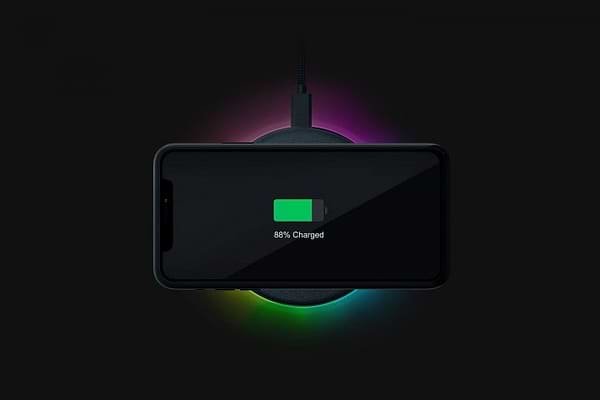 Фото - Беспроводное зарядное устройство Razer Chroma Charging Pad 10W Fast WL Charger RGB Black (RC21-01600100-R371)