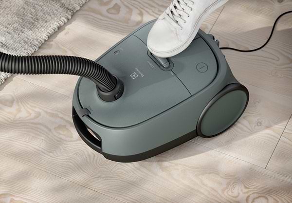Фото - Пылесос для сухой уборки с мешком Electrolux EB61C1OG