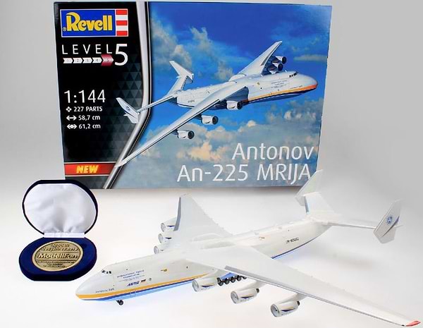 Фото - Набір для моделювання техніки Revell Вантажний літак АН-225 Мрія 1:144 (RVL-04958)