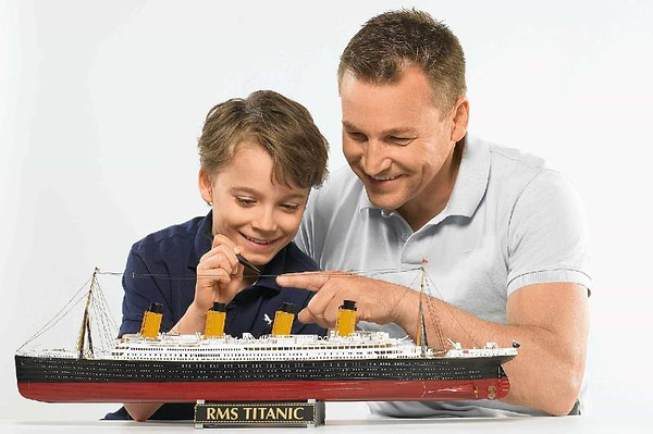 Фото - Набір для моделювання техніки Revell набір Лайнер Титанік. До 100-річчя споруди 1:400 (RVL-05715)