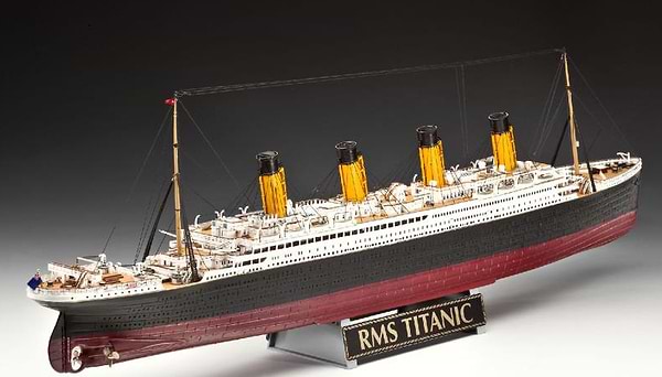 Фото - Набір для моделювання техніки Revell набір Лайнер Титанік. До 100-річчя споруди 1:400 (RVL-05715)