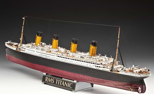 Фото - Набір для моделювання техніки Revell набір Лайнер Титанік. До 100-річчя споруди 1:400 (RVL-05715)