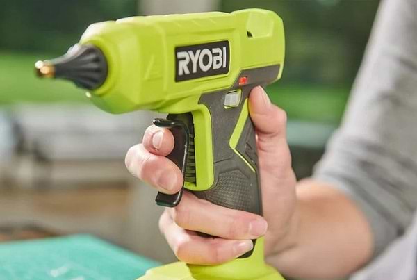 Фото - Клеевой пистолет Ryobi RGLU18-0 ONE+18В (5133005717)