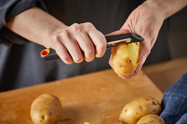 Фото - Нож для чистки овощей Fiskars Form (1014419)