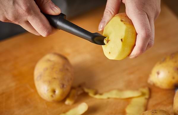 Фото - Нож для чистки овощей Fiskars Form (1014419)