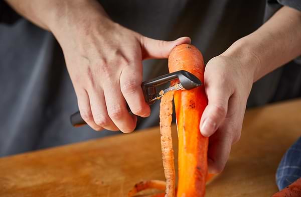 Фото - Нож для чистки овощей Fiskars Form (1014419)