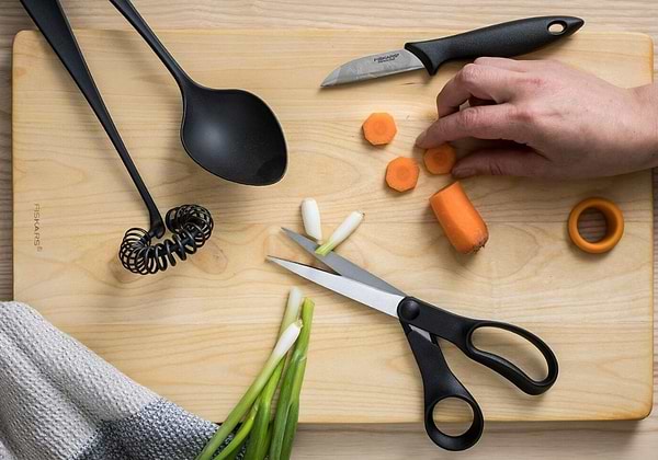 Фото - Ніж для чищення овочів Fiskars Essential 6 см (1023787)