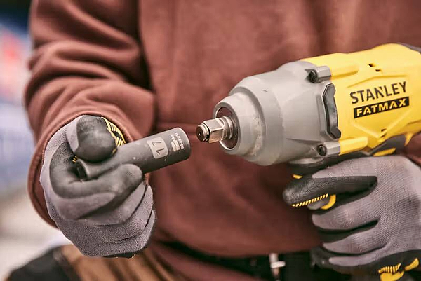 Фото - Гайковерт аккумуляторный Stanley FatMax SFMCF940B
