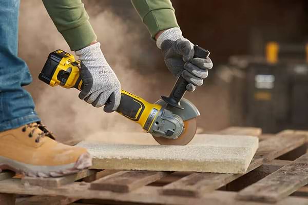 Фото - Болгарка Stanley FATMAX Li-Ion V20 18 В 4 Аr (SFMCG700M2K)