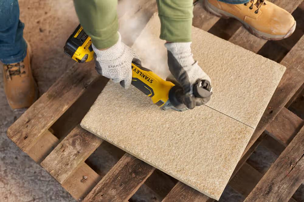 Фото - Болгарка Stanley FATMAX Li-Ion V20 18 В 4 Аr (SFMCG700M2K)