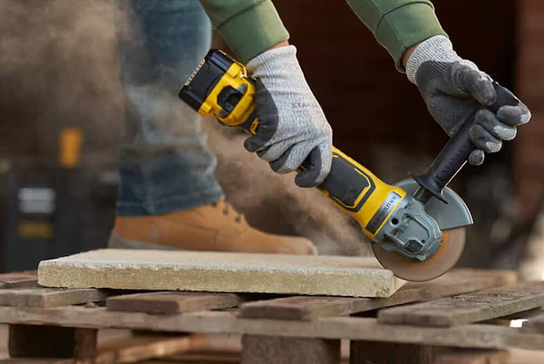 Фото - Болгарка Stanley FATMAX Li-Ion V20 18 В 4 Аr (SFMCG700M2K)