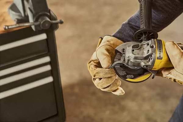 Фото - Болгарка Stanley FATMAX Li-Ion V20 18 В 4 Аr (SFMCG700M2K)