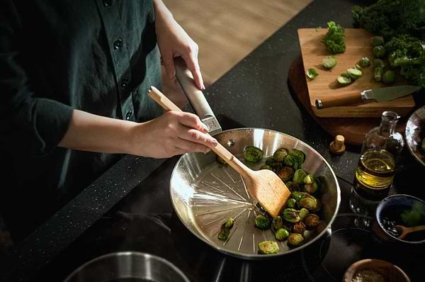 Фото - Сковорода універсальна Fiskars Norden 28 см (1067629)