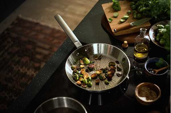 Фото - Сковорода універсальна Fiskars Norden 28 см (1067629)