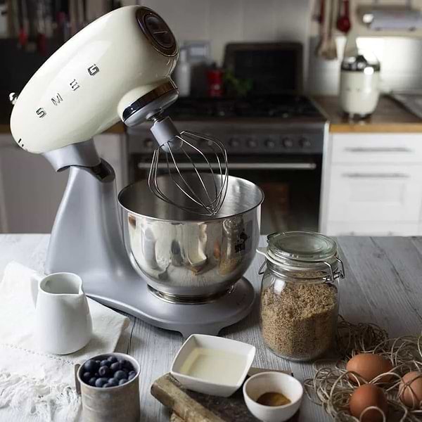 Фото - Кухонная машина Smeg SMF02CREU