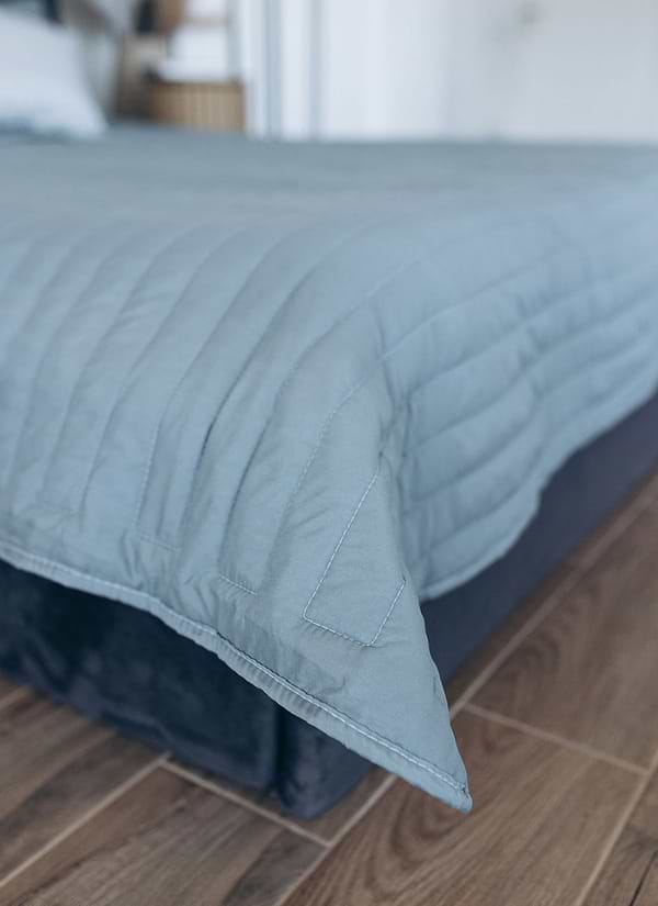 Фото - Набор покрывало + наволочки евро Sonex Nassau двухстороннее 220х240 + 50х70 см 2 шт. Темно-серое (SO102518)