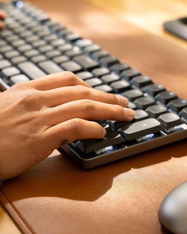 Фото - Клавиатура беспроводная Satechi SM3 Slim Mechanical Backlit Bluetooth Keyboard Dark (ST-KSM3DK-EN)