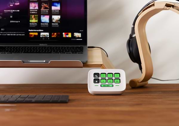 Фото - Пульт управления трансляцией Elgato Stream Deck Neo (10GBJ9901)