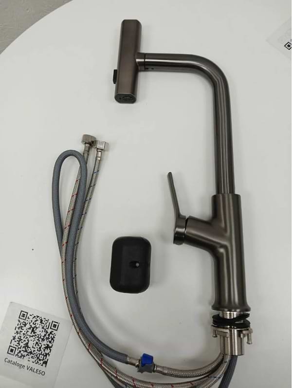 Фото - Смеситель кухонный VALESO с поворотным аэратором TH37 PVD черный