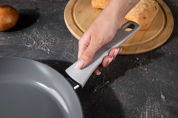 Фото - Сковорода універсальна Tefal C4270532 Renew ON 26 см