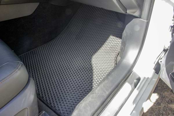 Фото - Коврики из экокожи в салон авто передние EVAtech для Camry (XV70) Toyota 2017-2024 8 поколение Sedan EU TY3245AV2TL2BBB