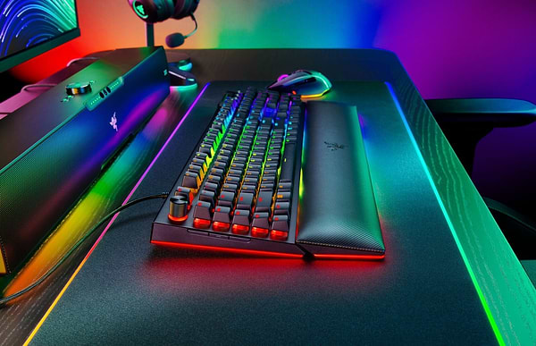Фото - Клавиатура проводная игровая Razer BlackWidow V4 Pro Green Switch (RZ03-04680100-R3M1)