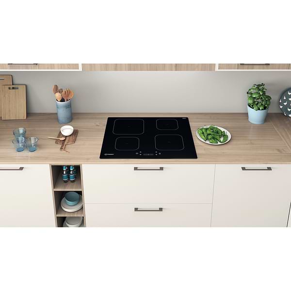 Фото - Духовой шкаф + варочная панель индукционная Indesit IFWS 4841 JH BL+IS 83Q60 NE