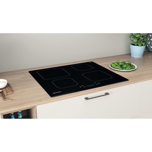 Фото - Духовой шкаф + варочная панель индукционная Indesit IFWS 4841 JH BL+IS 83Q60 NE