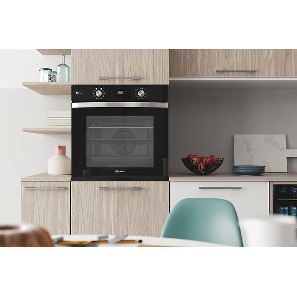 Фото - Духовой шкаф + варочная панель индукционная Indesit IFWS 4841 JH BL+IS 83Q60 NE