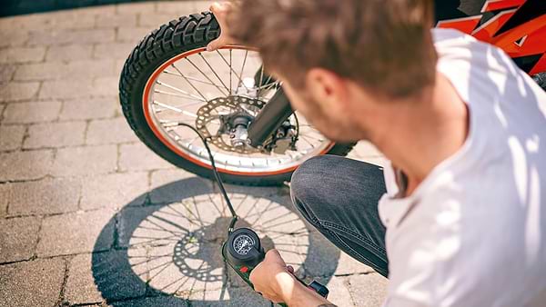 Фото - Автокомпрессор Bosch UniversalPump (0.603.947.100)