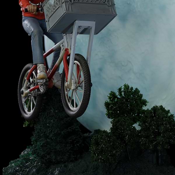 Фото - Колекційна фігурка Iron Studios E.T. THE EXTRA TERRESTRIAL E.T. & Elliot Deluxe Art Scale 1/10 (UNIVET47421-10)