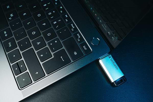 Фото - Флеш USB Verbatim Secure Pro with 256 AES -16 ГБ (98664)