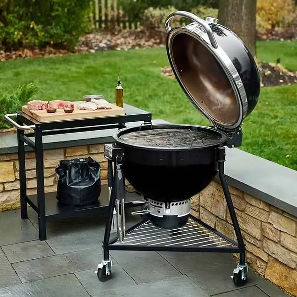Фото - Мангал для пікніка Weber Summit Kamado E6 61 см (18201004)