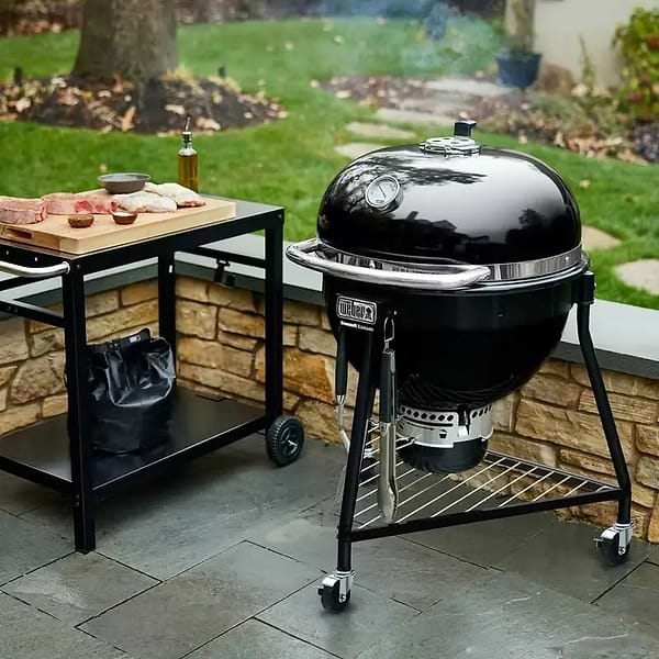 Фото - Мангал для пікніка Weber Summit Kamado E6 61 см (18201004)