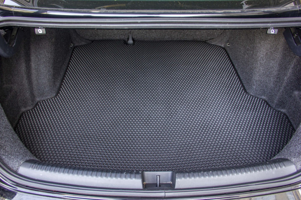 Фото - Коврик из экокожи в багажник авто EVAtech для Jetta (VI) MT Volkswagen 2010-2018 6 поколение Sedan EU (VW31220B1BBB)