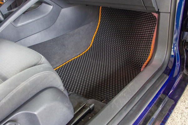 Фото - Коврики из экокожи в салон авто передние EVAtech для Golf (V) AT 3-doors Volkswagen 2003-2009 5 поколение Htb EU (VW33071A2TL4BBB)