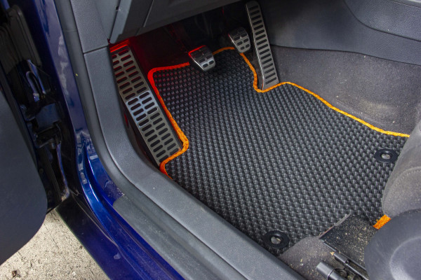 Фото - Килимки з екошкіри в салон авто передні EVAtech для Golf (V) MT 3-doors Volkswagen 2003-2009 5 покоління Htb EU (VW33072AB2TL4BBB)