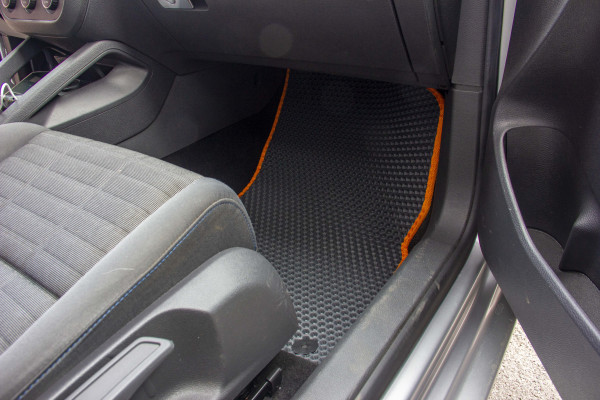 Фото - Килимки з екошкіри в салон авто передні EVAtech для Golf (V) MT 3-doors Volkswagen 2003-2009 5 покоління Htb EU (VW33072AB2TL4BBB)