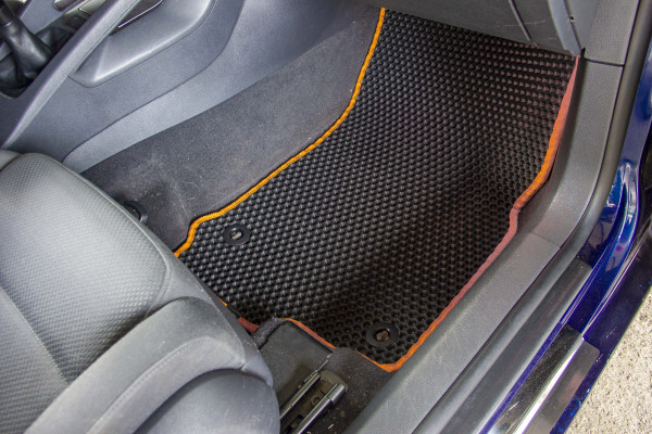 Фото - Килимки з екошкіри в салон авто передні EVAtech для Golf (V) MT 3-doors Volkswagen 2003-2009 5 покоління Htb EU (VW33072AB2TL4BBB)