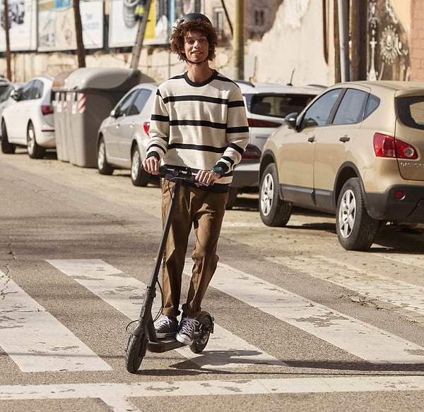 Фото - Електросамокат Xiaomi Mi Electric Scooter Essential Black (DDHBC08NEB)