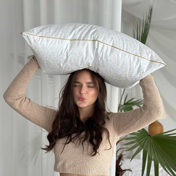 Фото - Подушка стандартна Lelit Лебяжка-золотим Кантом Bright crystal Перкаль Біла 70/70(1197375)