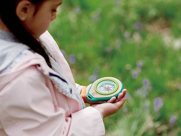 Фото - Кейс дослідника Hape Nature Fun Дослідження та пригоди 8 в 1 (E5581)