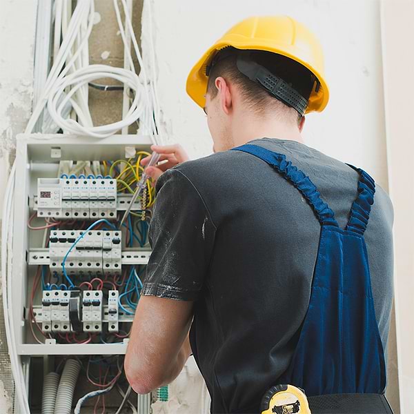 Фото - Автомат защиты от всплесков напряжения ZUBR D63t