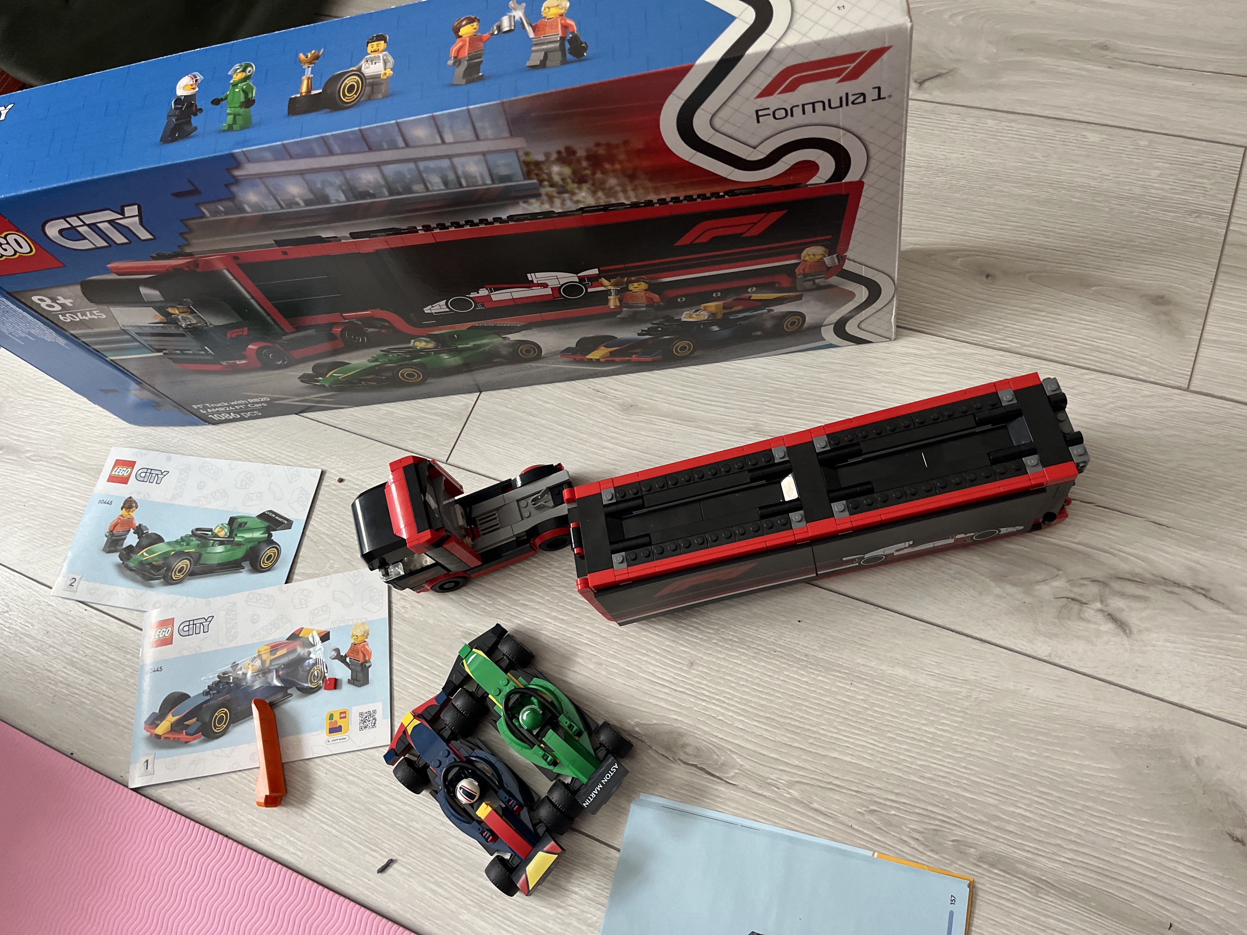 Конструктор LEGO City Грузовик F1® с автомобилями RB20 и AMR24